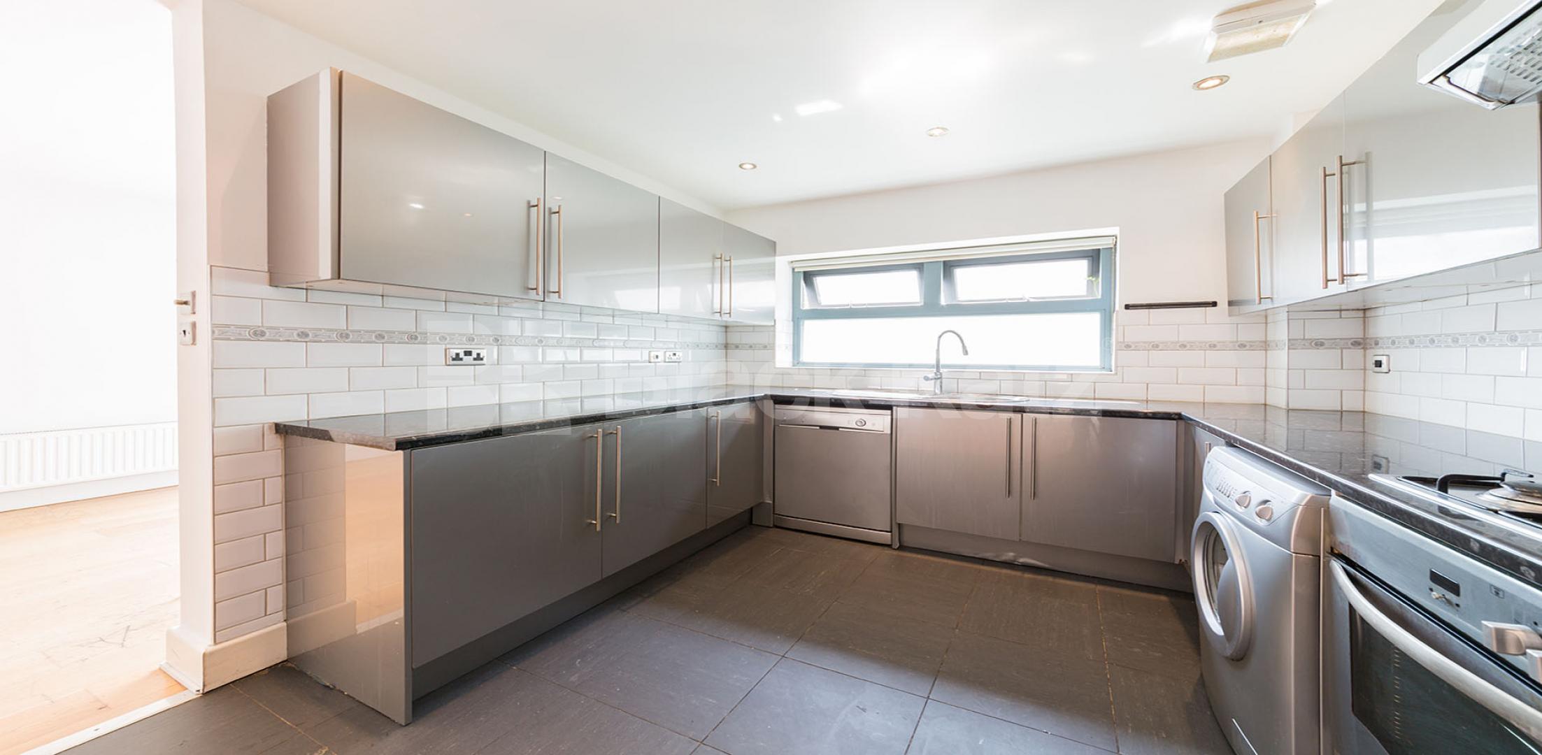 			STUNNING SPACIOUS LIVE WORK STUDIO APARTMENT, 1 Bedroom, 1 bath, 1 reception Flat			 Bethnal Green Road , BETHNAL GREEN-SHOREDITCH 